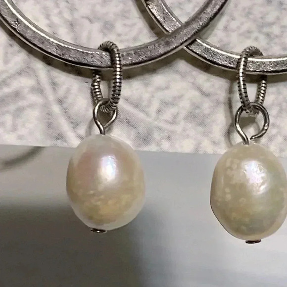 Silver tone hammered hoop dangle drop pearl pierced wire hook earrings - Picture 2 of 10